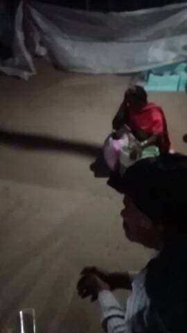 ye baccha chor hai motetola gaw giram panchayat bhawamal जिला मंडला mai घुस गया था समय 6:00बजे