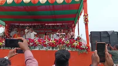 ময়নাগুড়ি বিধানসভার বিজেপি প্রার্থী ডালিম চন্দ্র রায়ের সমর্থনে নির্বাচনী জনসভায় বক্তব্য রাখছেন সাংসদ ও অভিনেত্রী হেমা...