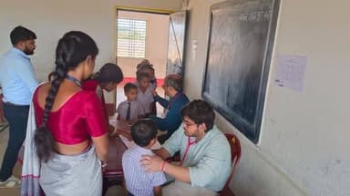 सोनुआ के गुरुकुल स्कूल में मेडिकल कैंप का आयोजन
स्कूली बच्चों के साथ ग्रामीणों का भी हुआ स्वास्थ्य जाँच, दवा का वितरण ...