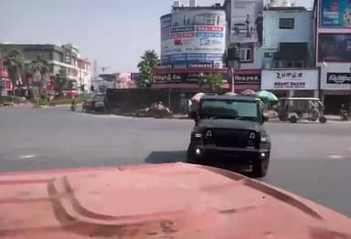 #प्रयागराज के सिविल लाइंस में थार गाड़ी के स्टंट का वीडियो वायरल हुआ. 22 सेकंड के वीडियो में चालक ने सुभाष चौराहे पर पुल...