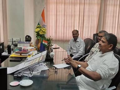 किशनगंज के माननीय सांसद डॉ. मोहम्मद जावेद आज़ाद साहब ने आज पूर्णिया यूनिवर्सिटी के उपकुलपति से मुलाकात कर किशनगंज लोकसभा ...