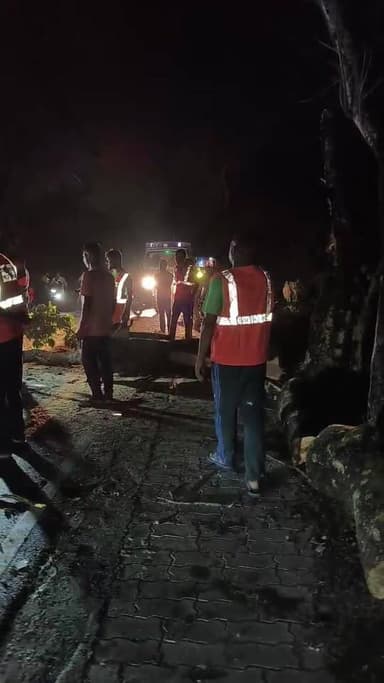 তৎপরতার সাথে সিভিল ডিফেন্স। আলিপুরদুয়ার প্যারেড গ্রাউন্ড সংলগ্ন গুরুত্বপূর্ণ রাস্তায় ঝড়ে গাছ পড়েছিল
#highlightseveryone...