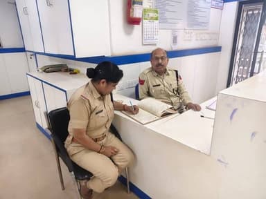 बैंकों की सुरक्षा जांच में जुटी पुलिस, जिलेभर में चला विशेष निरीक्षण अभियान
मुरैना/ जिले के विभिन्न थाना प्रभारियों द्व...