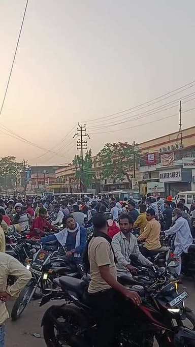 बलरामपुर वीर विनय चौराहा भारत पेट्रोलियम पंप पर तेल लेने के लिए लंबी कतार लोग परेशान