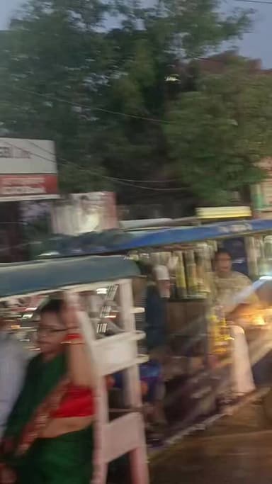 वीर विनय चौराहा भारत पेट्रोलियम पंप ईंधन लेने के लिए लगी लंबी कतार कतार को सीधा करवाने में नगर की पुलिस के छूट रहे पसीने