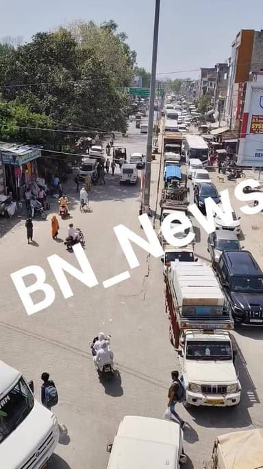 बहरोड़ शहर के मुख्य सड़क मार्ग व मुख्य चौराहा पर वाहनो का भारी जाम
शहर की यातायात व्यवस्था की खुली पोल