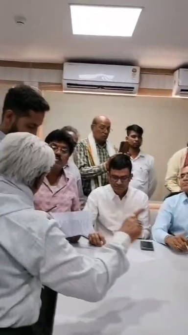 जनसुनवाई मामले में कलेक्टर श्री यादव ने अधिकारियों से कहा, संवेदनशील प्रशासन ही जनता का विश्वास जीतता है
#Damoh