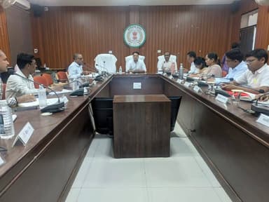 कलेक्टर श्री इंद्रजीत सिंह चंद्रवाल की अध्यक्षता में आयोजित समय-सीमा बैठक में जिले में संचालित विभिन्न शासकीय योजनाओं एव...