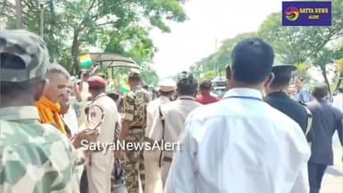 ପ୍ରୋଟୋକଲ୍ ଭାଙ୍ଗି ରାଷ୍ଟ୍ରପତି ହନୁମାନ ବାଟିକା ଛକ ନିକଟରେ ଲୋକଙ୍କ ସଙ୍ଗେ ମିଶିଲେ , ହାତ ମିଳାଇଲେ। ଲୋକମାନଙ୍କ ପାଇଁ ବେଶ୍ ରୋମାଞ୍ଚକ ଥିଲା...