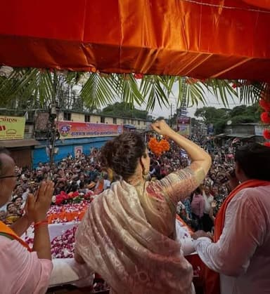 #BJP MP #KanganaRanaut held a roadshow in #Nandigram, drawing significant public attention amid the ongoing election cam...