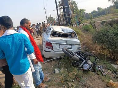 #नालंदा - मुढ़ारी गांव के पास NH 20 पर अनियंत्रित कार ने खड़ी बुलेट में मारी टक्कर,हादसे में एक व्यक्ति की हुई मौत,चार लो...