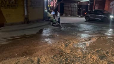 पठानकोट चौक जोगिंदर नगर में पड़े गड्ढों पर जनता को राहत पहुँचाने के नाम पर हो रही लीपा पोती