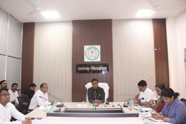 कलेक्टर डॉ संजय कन्नौजे ने निर्देश दिए कि 1 मई से 10 जून तक पंचायत क्लस्टरों में शिविर लगाकर जनशिकायतों का त्वरित निराकर...