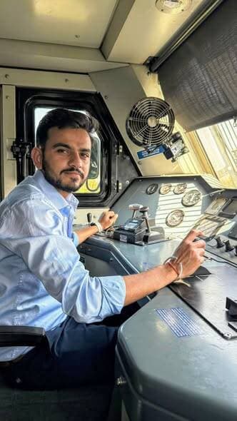 सफलता की कहानी
..
"भारतीय रेलवे की पटरियों पर दौड़ती सफलता की एक अनूठी दास्तां"
..
सफलता की गूंज: शासकीय आईटीआई विदिशा क...