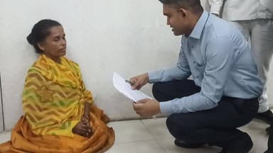 कलेक्टर श्री प्रियंक मिश्रा ने प्रति मंगलवार आयोजित होने वाली #जनसुनवाई में दिव्यांग आवेदक माया संतोरिया के पास जाकर उनक...