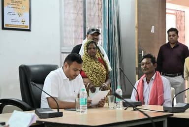 प्रति मंगलवार आयोजित होने वाली #जनसुनवाई में आज 51 आवेदन प्राप्त हुए अनुविभागीय अधिकारी राजस्व राहुल गुप्ता ने संबंधित व...