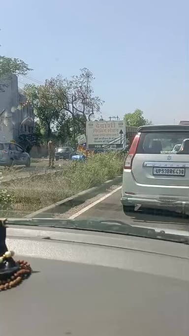 हमीरपुर-:यमुना पुल पर दो चार पहिया वाहनों की टक्कर,
टक्कर के बाद दोनों वाहन चालकों के बीच कहासुनी हुई,
कहासुनी के दौरा...