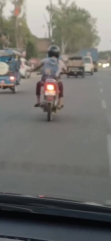 हमीरपुर ♦नेशनल हाईवे में बाइक सवार का चलती बाइक में डांस
♦बाइक सवार युवक कानो में हेडफोन लगाकर गाने की धुन में झूमता ...