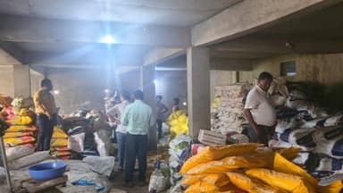 कृषि आदानों की कालाबाजारी पर सख्त कार्रवाई 🚜
फरसगाँव विकासखंड के बोरगाँव स्थित दुर्गा कृषि केंद्र में निरीक्षण के दौरान...