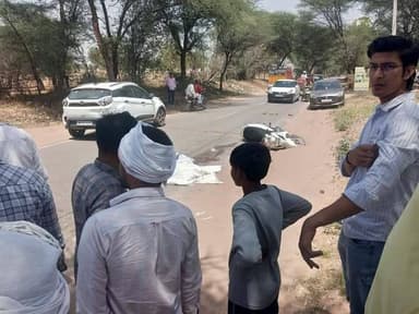 बाढ़डा:- बाढ़डा-जुई रोड पर वीर स्कूल के सामने दर्दनाक हादसा ।
स्कूटी सवार पिता-पुत्र को ट्रक ने मारी टक्कर
17 वर्षीय पु...