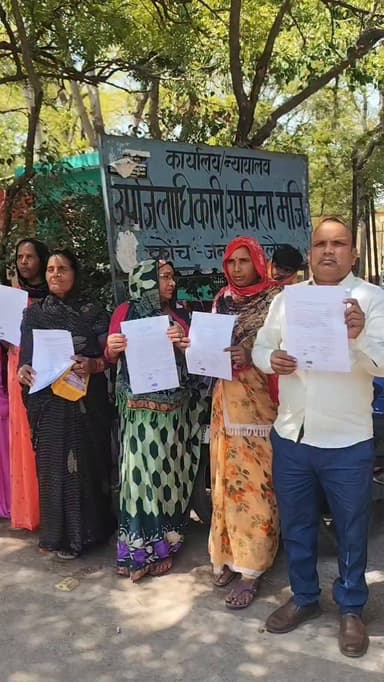 नया पटेल नगर कोंच में बिना अनुमति स्मार्ट मीटर लगाए जाने पर उपभोक्ताओं का विरोध, बिजली बिल बढ़ने की एसडीएम से की शिकायत