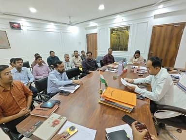 गया, 21 अप्रैल 2026, जिला पदाधिकारी गया श्री शशांक शुभंकर द्वारा आज टिकारी अनुमंडल कार्यालय कक्ष में उत्तर नहर परियोजना ...