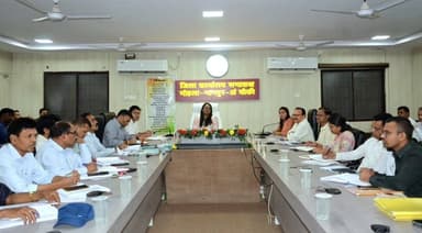 कलेक्टर श्रीमती तुलिका प्रजापति ने आज कलेक्टर कार्यालय के सभा कक्ष में साप्ताहिक समय-सीमा की बैठक आयोजित कर विभिन्न विभा...