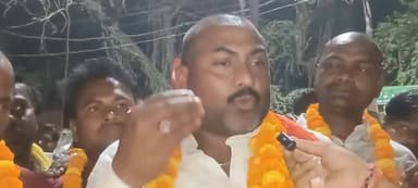 पटना जिले के बिहटा स्थित बिहटा पैक्स के निर्वाचित पैक्स अध्यक्ष सुधांशू कुमार का कार्यकर्ताओं और समर्थकों ने किया फूल मा...