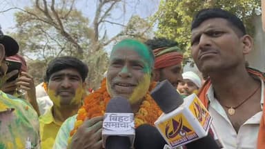 पटना जिले के बिहटा स्थित विजेता निर्वाचित पैक्स अध्यक्ष की जीत की खुशी में लोगो ने उड़ाया गुलाल व बांटी मिठाई