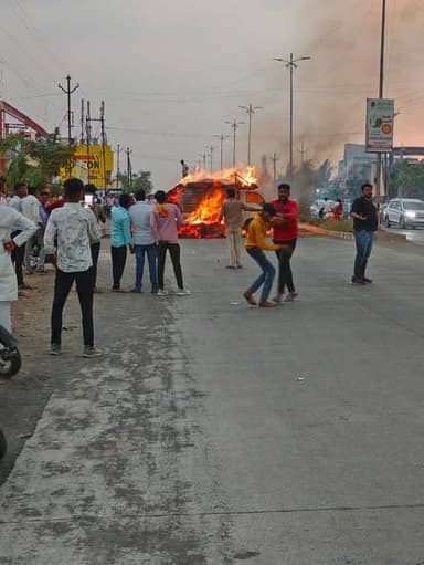 लातुर शहरातील बाभळगाव रोड वरील काझी पेट्रोल पंपाजवळ कडबा घेवून जाणार्या छोटा हत्ती गाडीला लागली आग आगीत कडब्यासह छोटा ...