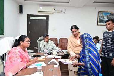साप्ताहिक जनदर्शन में पहुंचे लोगों की विभिन्न मांगों, समस्याओं एवं शिकायतों को कलेक्टर श्रीमती लीना कमलेश मंडावी ने गंभी...