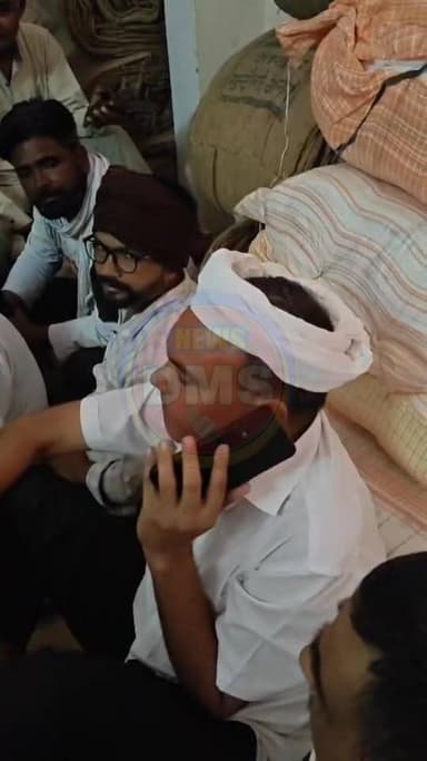 गेहूँ खरीद के क्वालिटी इंस्पेक्टरों को बंधक बनाने के बाद व्यापार मंडल अध्यक्ष सुनील गोदारा ने अधिकारियों से कहा-
साब! ड...