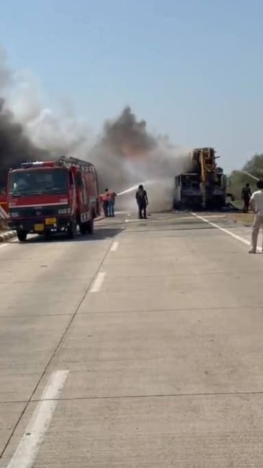 बूंदी जिले के डाबी हाईवे के पास हेवी ड्यूटी क्रेन में लगी भीषण आग।
#dabi #Bundinews #RajPoliceHelp #LatestNews #hotnews...