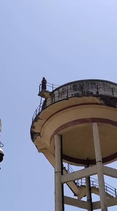 प्रतापगढ़ में जमीनी विवाद में इंसाफ न मिलने से परेशान युवती ने उठाया आत्मघाती कदम, जिला कचेहरी में युवती पानी की टंकी पर...