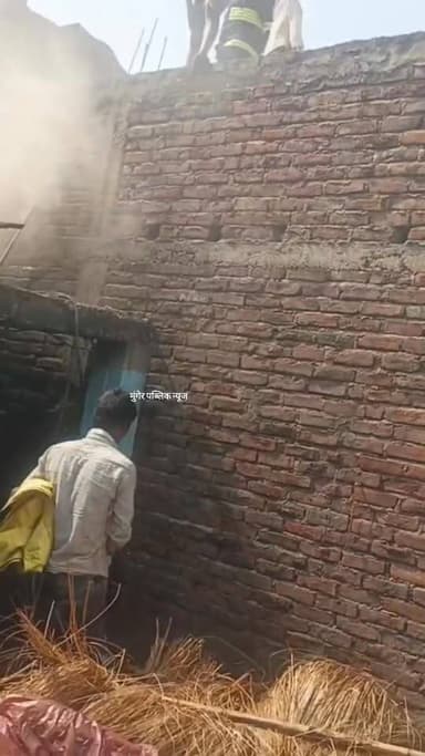 सदर प्रखंड के मय पंचायत स्थित पीर पहाड़ तौफीर में मंगलवार को अफरा-तफरी मच गई, जब एक घर से उठी आग ने देखते ही देखते विकरा...