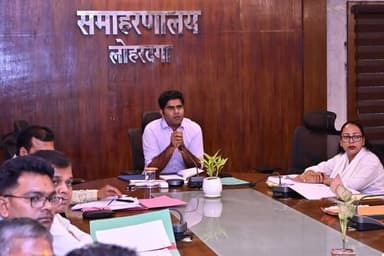 लोहरदगा उपायुक्त ने विकास योजनाओं समेत अन्य विभागों की बैठक, लंबित योजनाओं को पूर्ण करने का दिया निर्देश