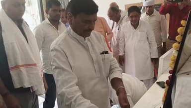 #पूर्व विधायक #मानिकचंद के घर #शोक #संवेदना व्यक्त करने पहुंचे #शिवपाल सिंह यादव