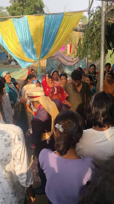 हेडलाइन: विदाई के वक्त दूल्हे की आंखों में छलके आंसू, हर किसी की आंखें हुई नम