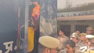 सौरभ मौ#त #कां#ड: गोद में बेटी राधा संग कोर्ट पहुंची मुस्कान, कड़ी सुरक्षा में जेल से पेश हुआ साहिल
#indiakhabar9
#com...