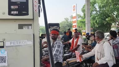 बलिया जिला में हो रही है पेट्रोल और डीजल की परेशानी कही कही तो पेट्रोल पंप भी बंद हो गई है कही अधिक मूल्य पर मिला ईंधन