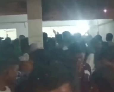 धमतरी: शराब की खेप पहुंचने के बाद दुकान में शराब प्रेमियों की भारी भीड़, शाम से सुबह तक रहा भीड़भाड़ का आलम