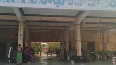 నకిరేకల్: నిలిచిన బస్సులు ప్రయాణికులకు తిప్పలు