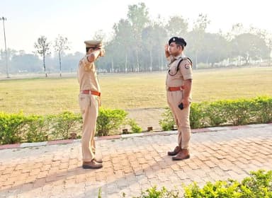 👉 #Kushinagar क्षेत्राधिकारी लाइन श्री जयन्त यादव द्वारा रिजर्व पुलिस लाइन में बुधवार परेड की ली गयी सलामी व परेड का किय...