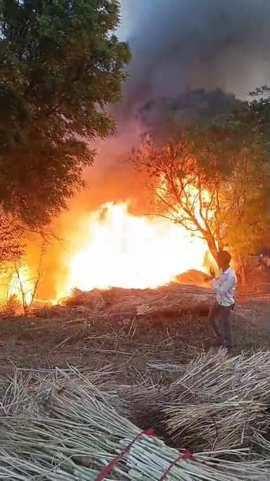 जालूकी थाना क्षेत्र के गांव पीपलू में बुधवार को अचानक आग लगने से हड़कंप मच गया। पीपलू निवासी सद्दाम हुसैन अकरम के घर में...