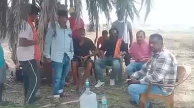 आदित्यपुर गम्हरिया: एचटी तार की चपेट में आने से झुरकुली में तीन ट्रांसफार्मर जले, ग्रामीणों ने नए ट्रांसफार्मर की मांग को लेकर काम रोका