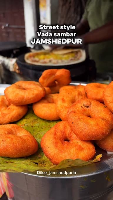 Desi + emotional connect 🌆
“Simple sa plate… lekin taste full emotion 🥹
Jamshedpur ka street style vada sambar = dil khu...