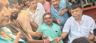 सुरसंड में अग्नि पिड़ित परिवार को सहायता करने के उद्देश्य से पहुंचे सुरसंड नगर पंचायत के पूर्व अध्यक्ष ओमप्रकाश झा उर्फ ...