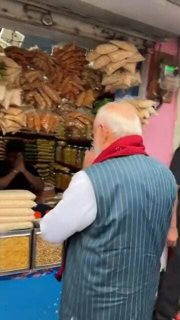 मोदी जी ने बंगाल मे छोटे से दूकानदार से खाई ₹10 की झालमुरी..... झालमुरी दुनिया मे मशहूरव्हो गई.......