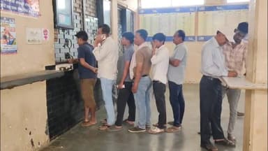 कंफर्म टिकट के लिए जूझ रहे यात्री, सुबह से घंटों लाइन में लगने के बाद भी नहीं मिल रहा टिकट