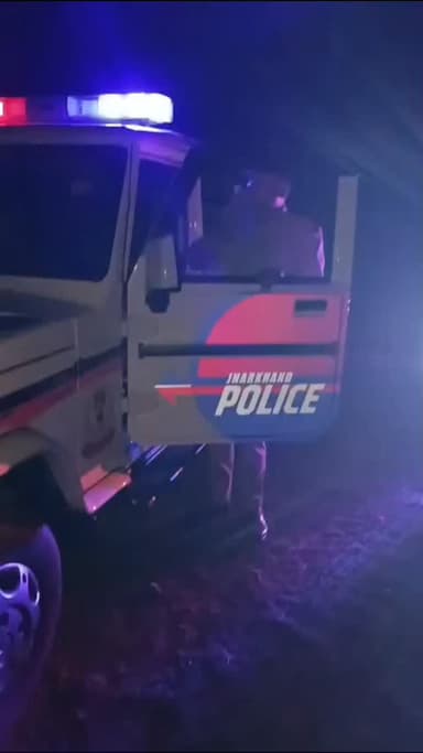 हजारीबाग/दारू: जिले में कानून-व्यवस्था को मजबूत बनाए रखने और असामाजिक तत्वों पर नकेल कसने के लिए दारू थाना पुलिस ने जबरद...